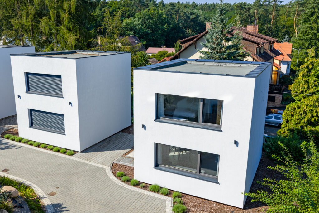 Domek PATIO w Łagowie — widok frontalny z tarasem i wejściem, nowoczesna minimalistyczna architektura