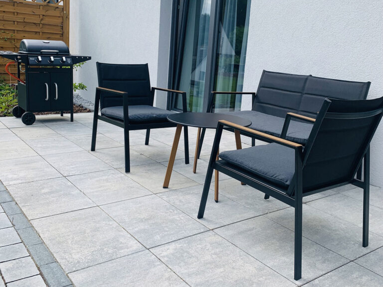 meble ogrodowe i grill na tarasie apartamentu